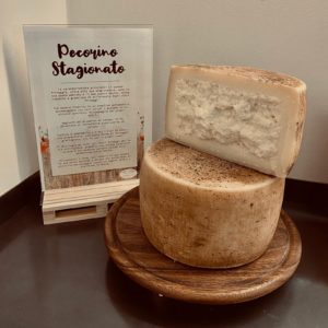 Produits typiques de l'Ombrie assaisonnés au pecorino